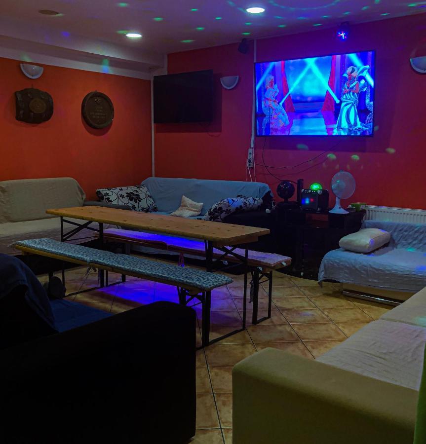 Whole Basement Former Pub3 For Bachelor / Bachelorette Party * Budapeste